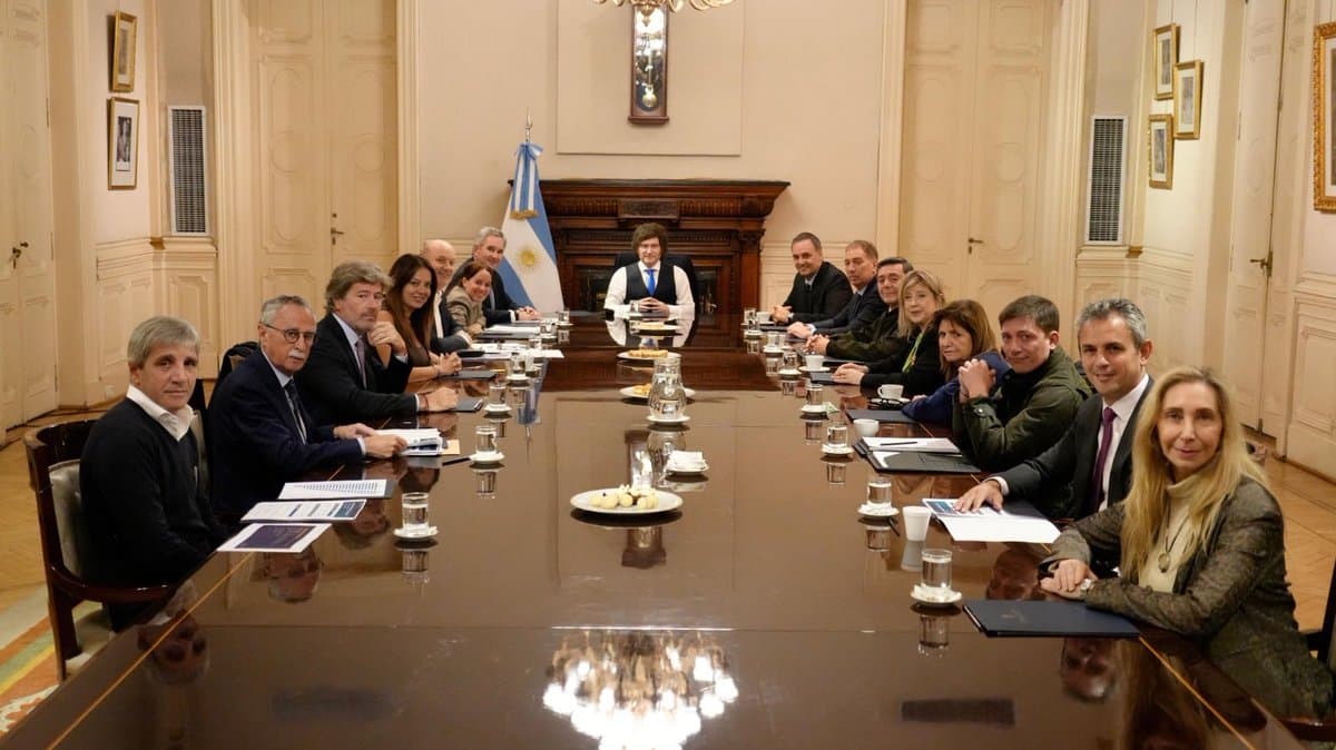 Cepo salarial en Argentina: el Gobierno fija paritarias al 2% y los mercados de predicción recalculan la inflación para 2026